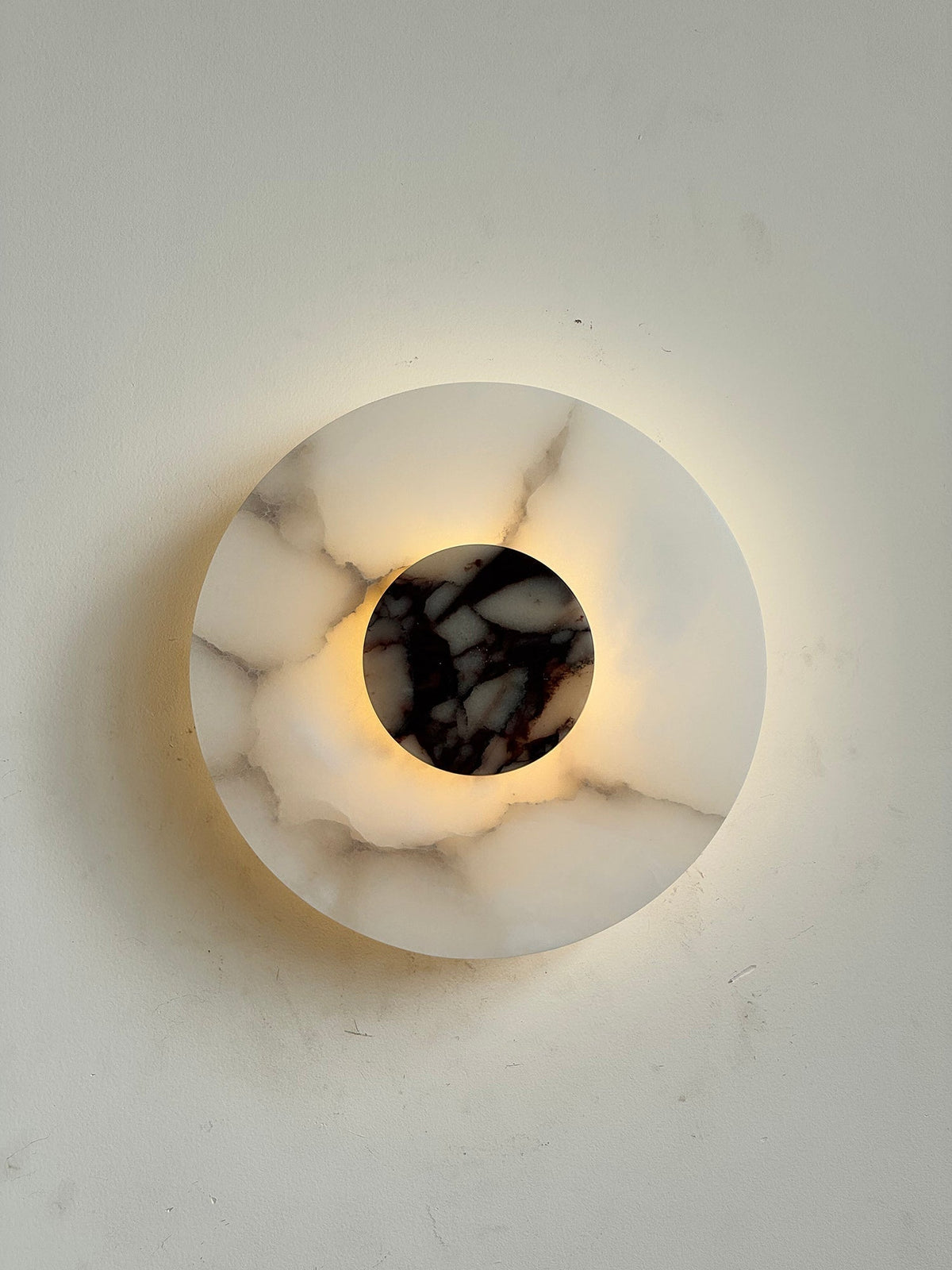 Rauduvyi zeitgenössische minimalistische Wandleuchte aus Alabaster