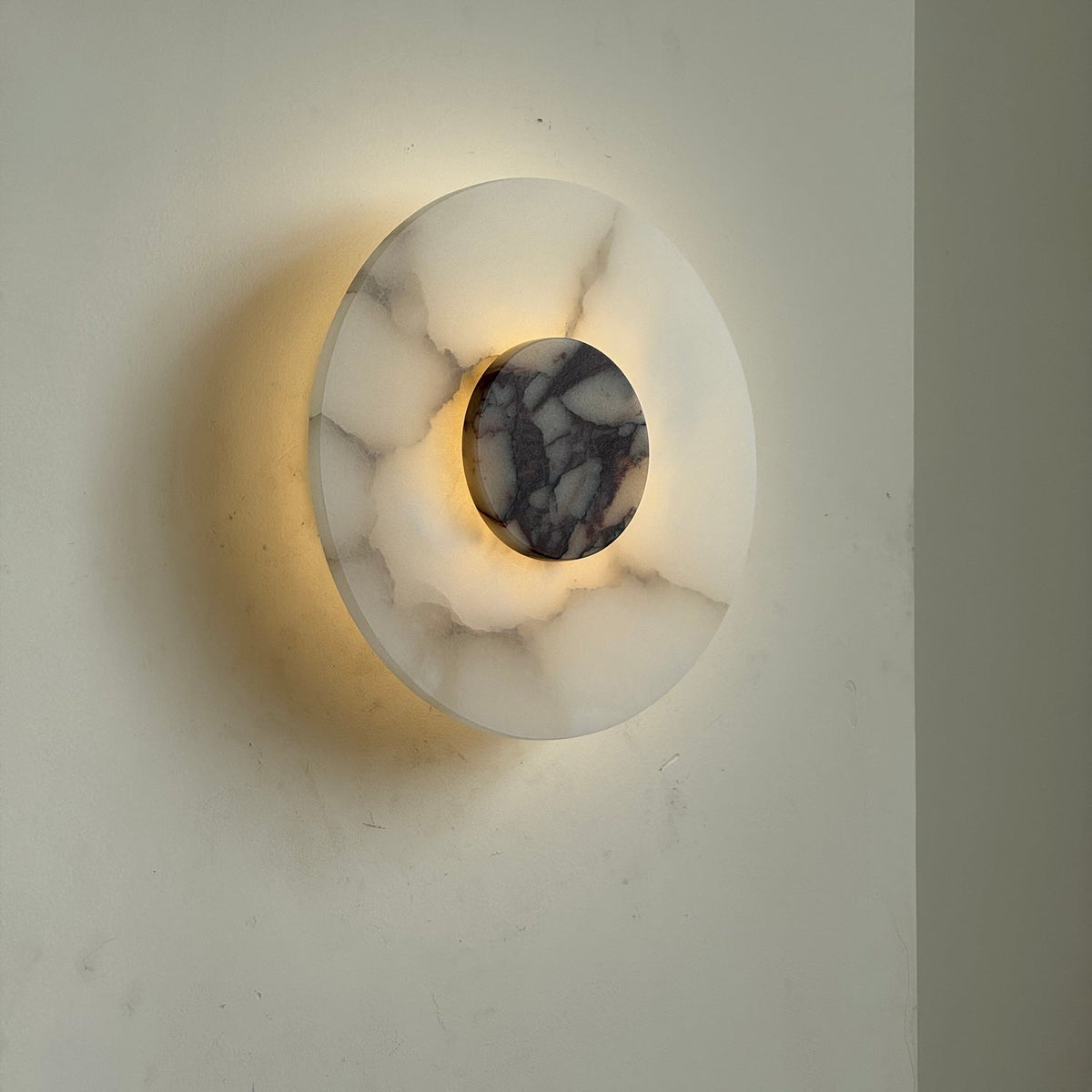 Rauduvyi zeitgenössische minimalistische Wandleuchte aus Alabaster