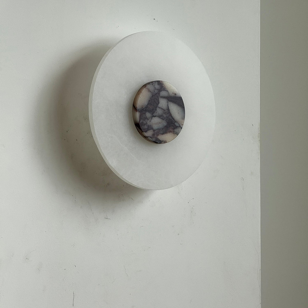 Rauduvyi zeitgenössische minimalistische Wandleuchte aus Alabaster