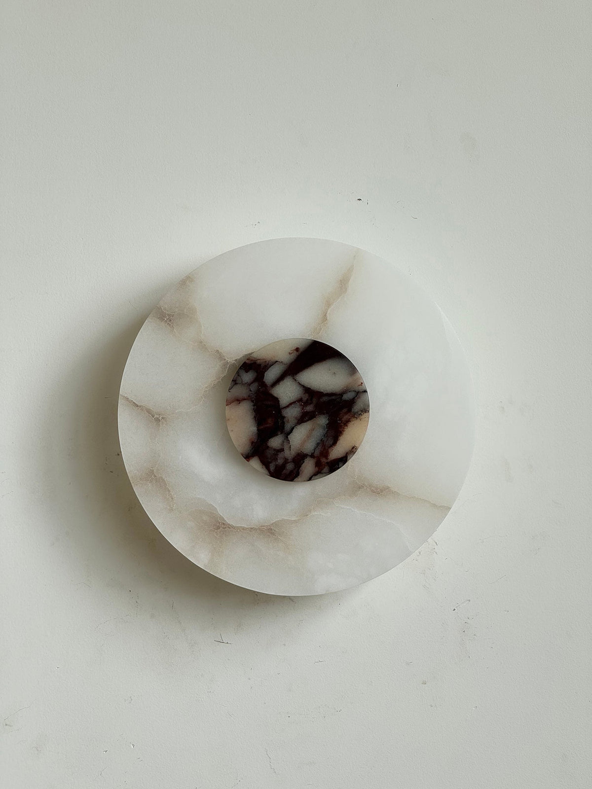 Rauduvyi zeitgenössische minimalistische Wandleuchte aus Alabaster