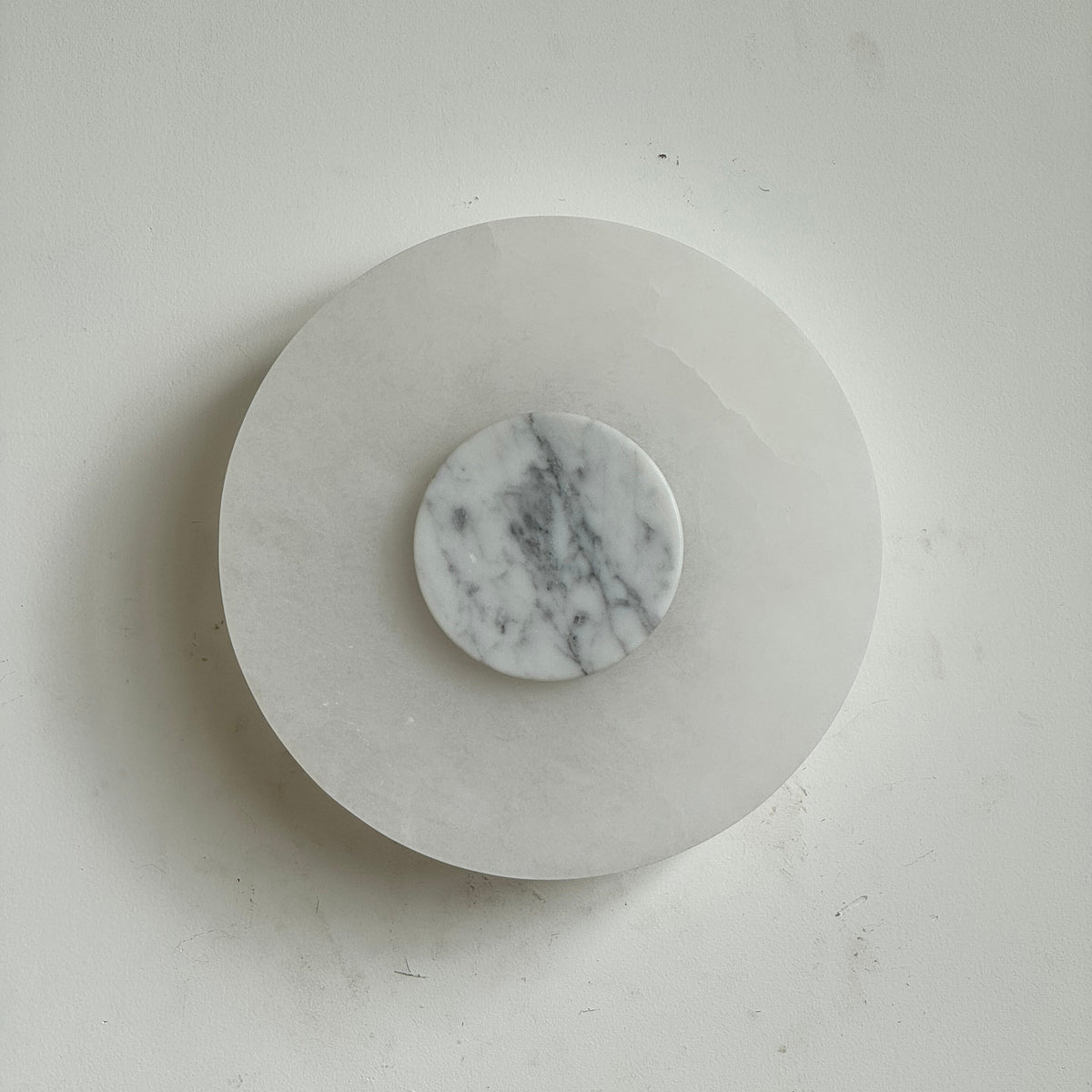 Rauduvyi zeitgenössische minimalistische Wandleuchte aus Alabaster