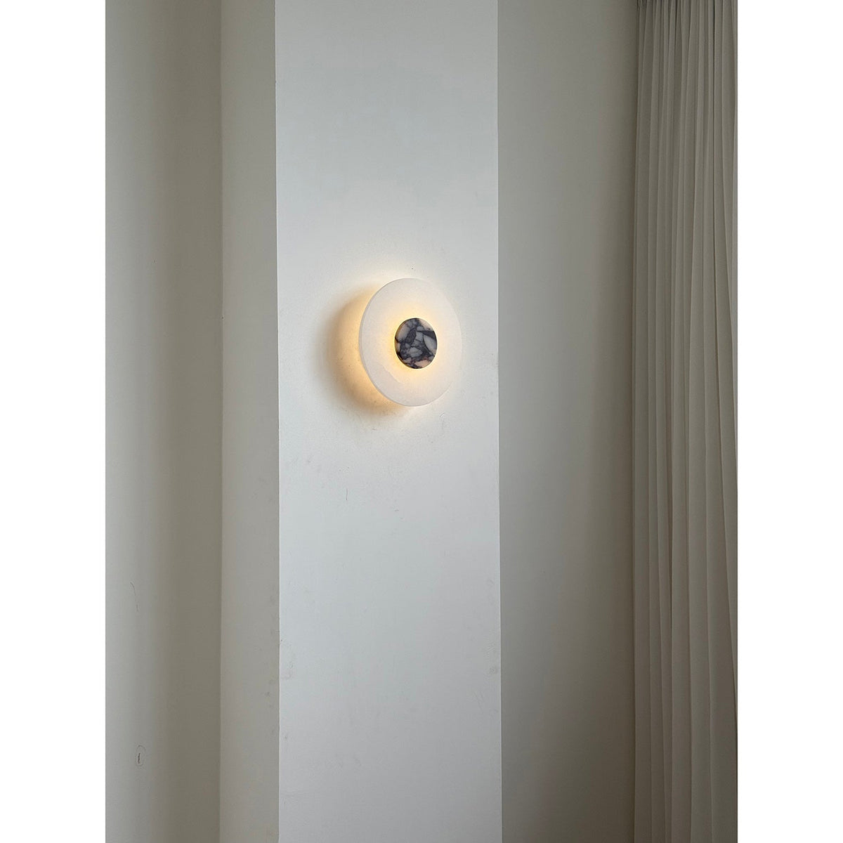 Rauduvyi zeitgenössische minimalistische Wandleuchte aus Alabaster
