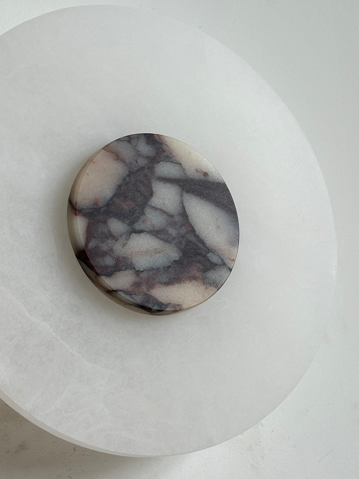 Rauduvyi zeitgenössische minimalistische Wandleuchte aus Alabaster