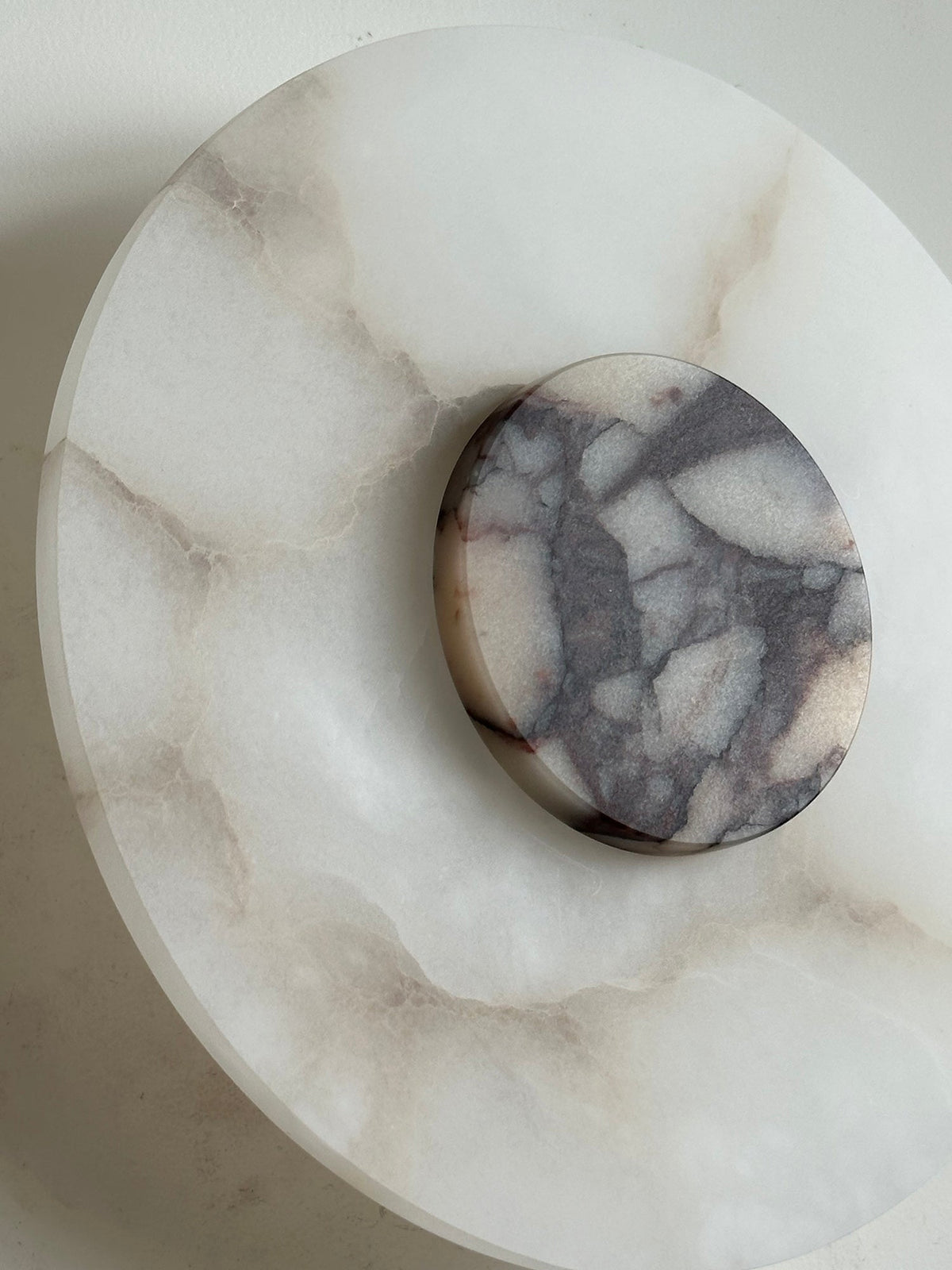Rauduvyi zeitgenössische minimalistische Wandleuchte aus Alabaster