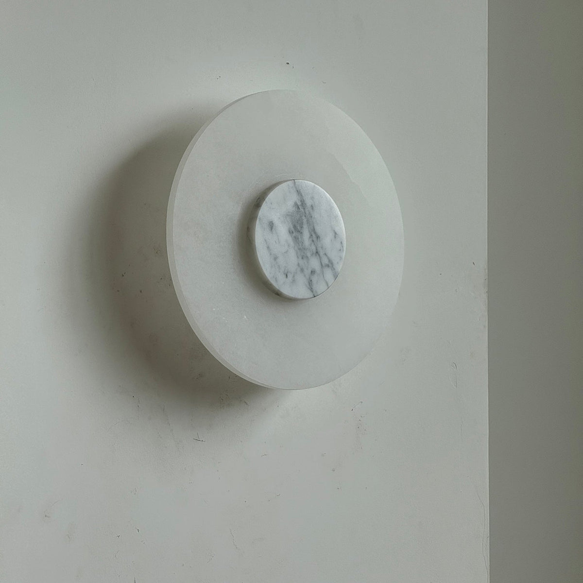Rauduvyi zeitgenössische minimalistische Wandleuchte aus Alabaster