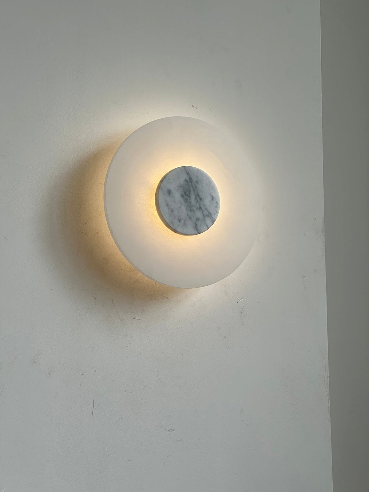 Rauduvyi zeitgenössische minimalistische Wandleuchte aus Alabaster