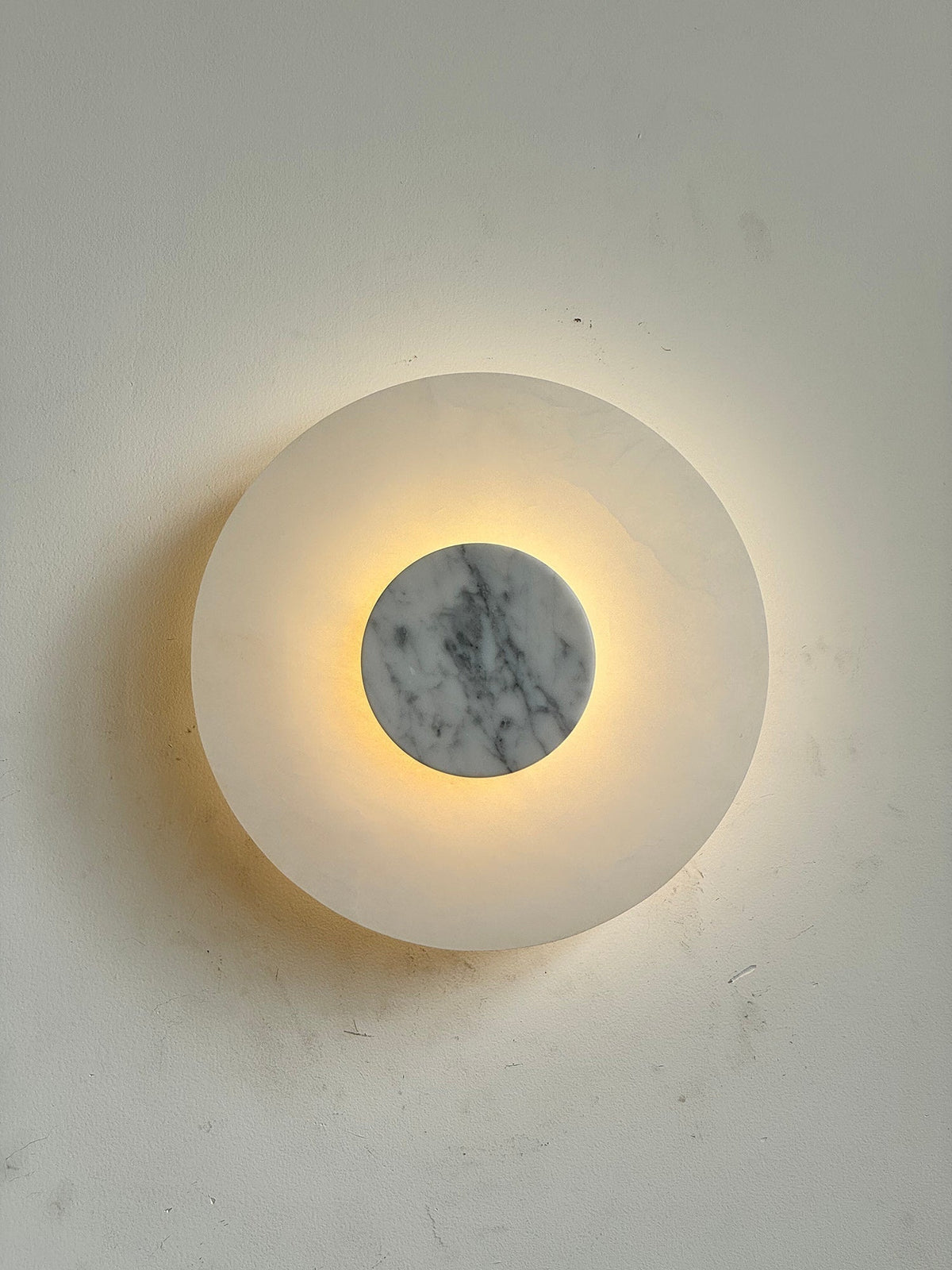 Rauduvyi zeitgenössische minimalistische Wandleuchte aus Alabaster