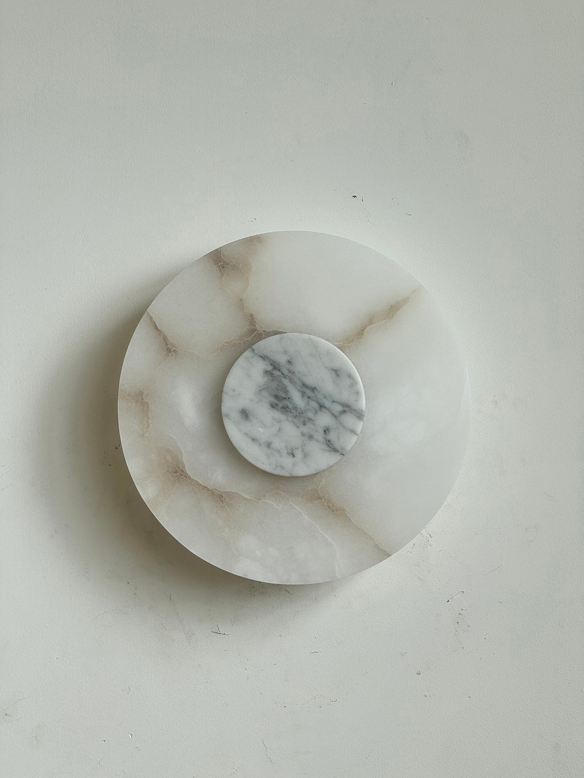 Rauduvyi zeitgenössische minimalistische Wandleuchte aus Alabaster