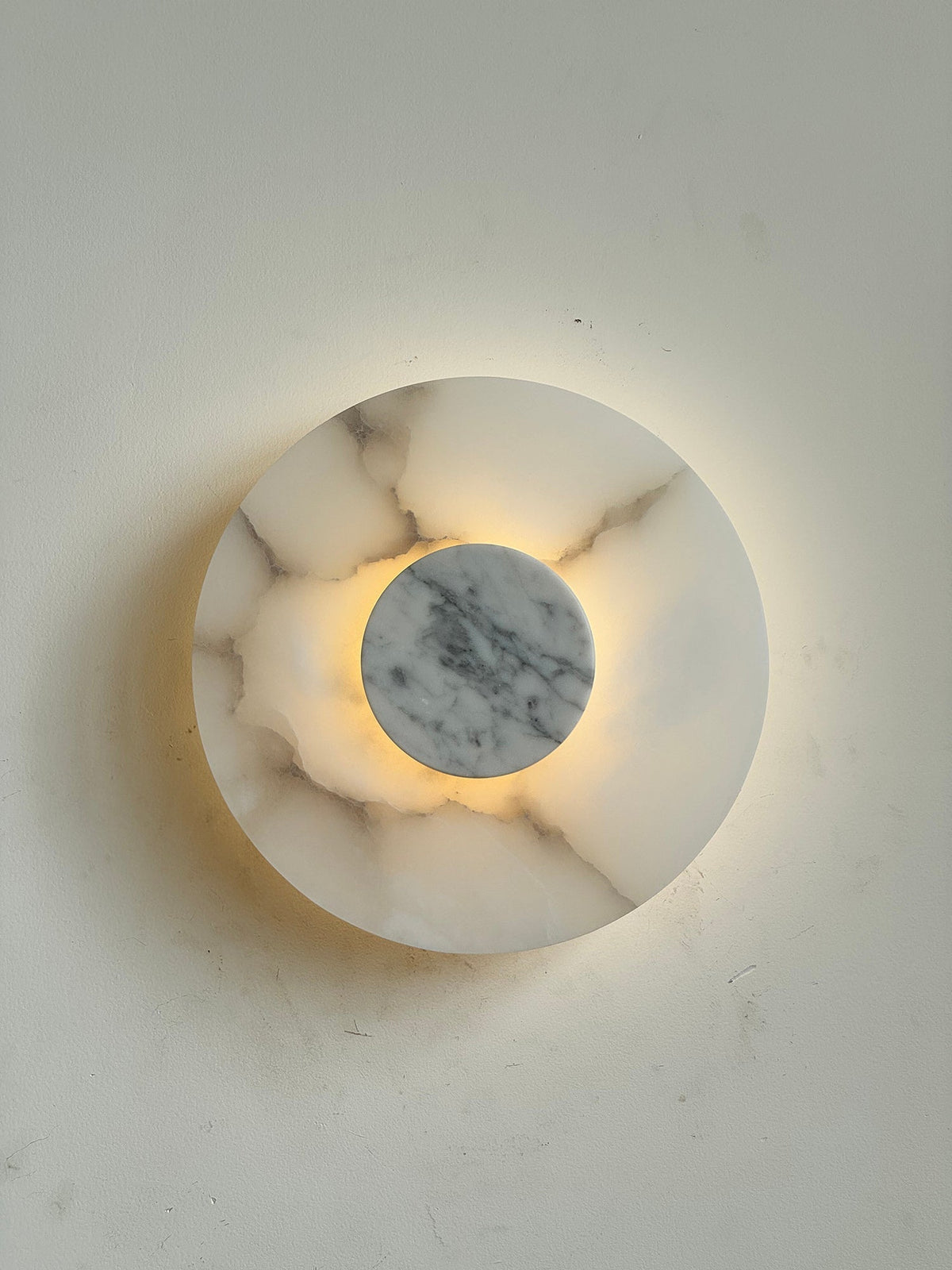 Rauduvyi zeitgenössische minimalistische Wandleuchte aus Alabaster