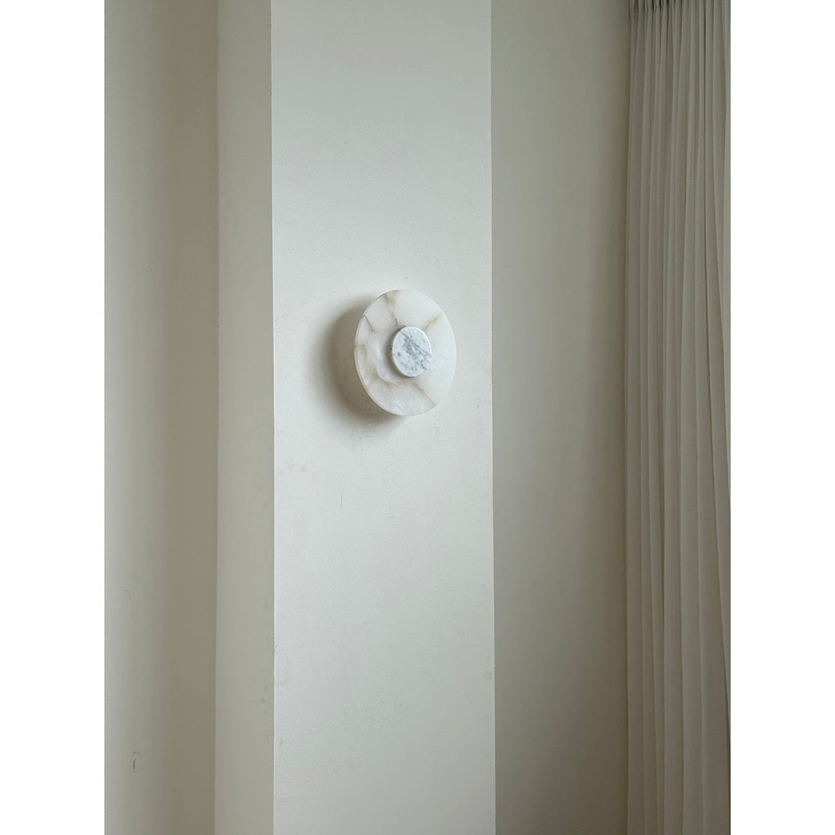 Rauduvyi zeitgenössische minimalistische Wandleuchte aus Alabaster