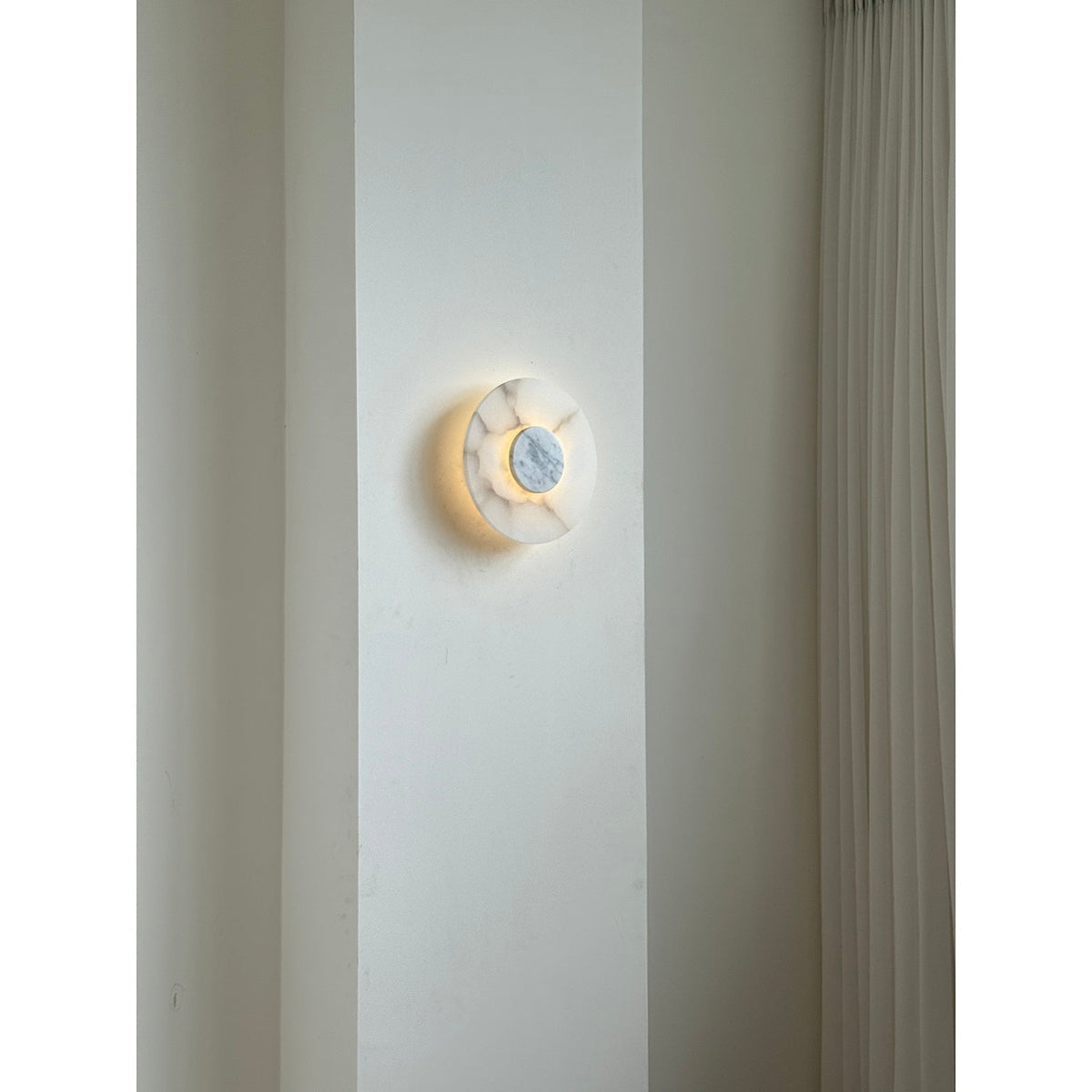 Rauduvyi zeitgenössische minimalistische Wandleuchte aus Alabaster