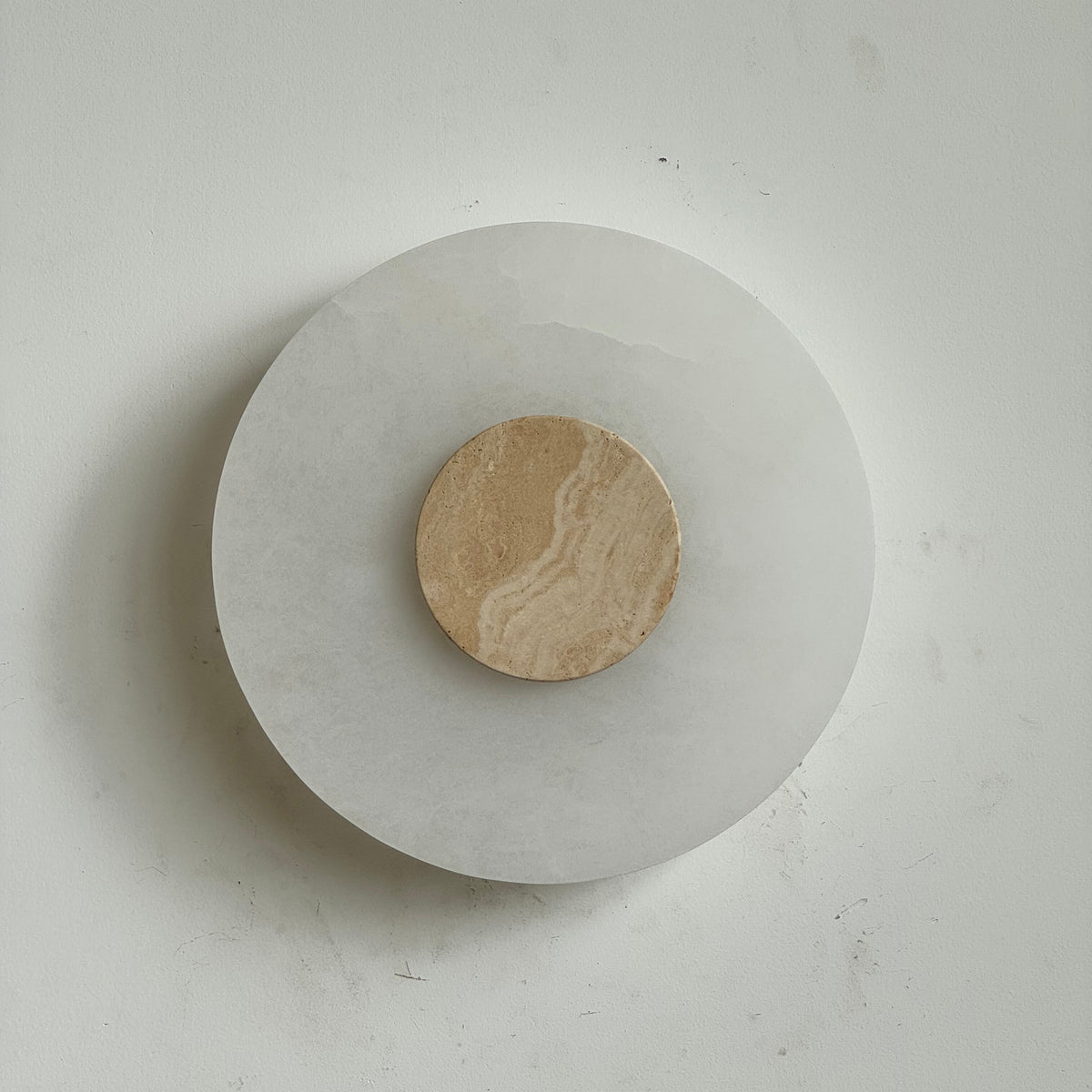 Rauduvyi zeitgenössische minimalistische Wandleuchte aus Alabaster