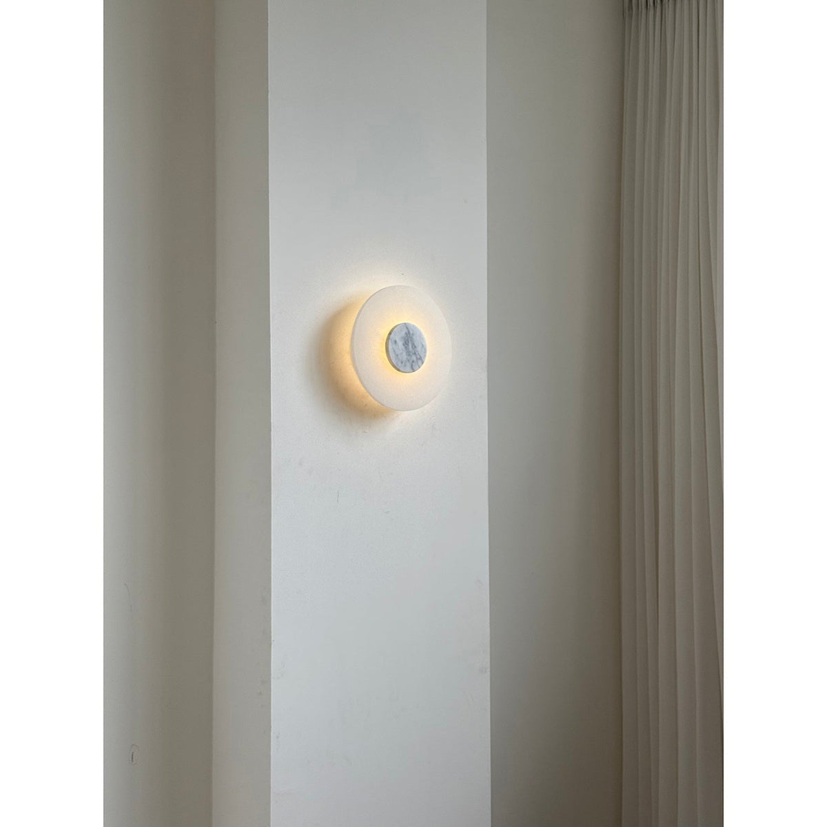 Rauduvyi zeitgenössische minimalistische Wandleuchte aus Alabaster