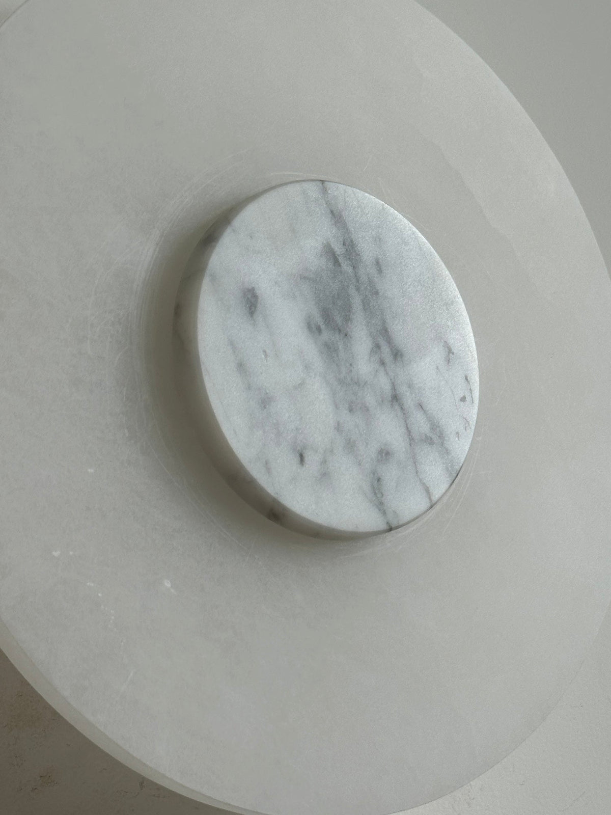 Rauduvyi zeitgenössische minimalistische Wandleuchte aus Alabaster