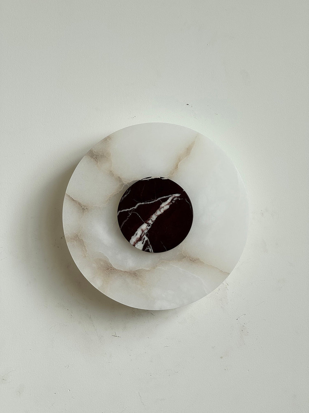 Rauduvyi zeitgenössische minimalistische Wandleuchte aus Alabaster