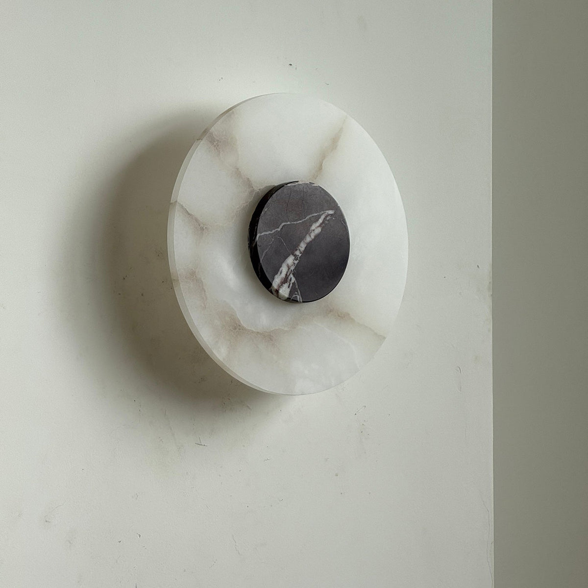 Rauduvyi zeitgenössische minimalistische Wandleuchte aus Alabaster
