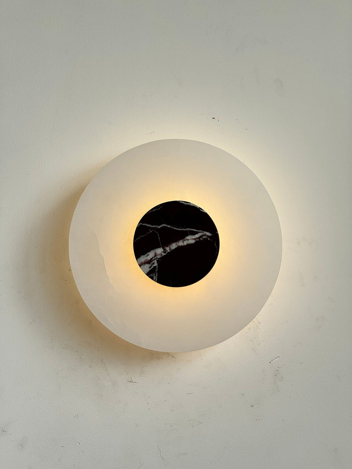 Rauduvyi zeitgenössische minimalistische Wandleuchte aus Alabaster