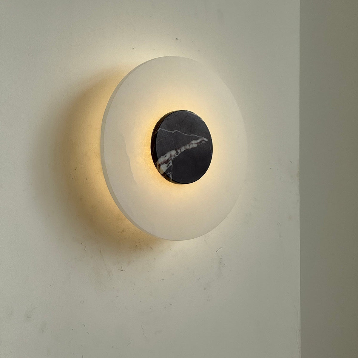 Rauduvyi zeitgenössische minimalistische Wandleuchte aus Alabaster