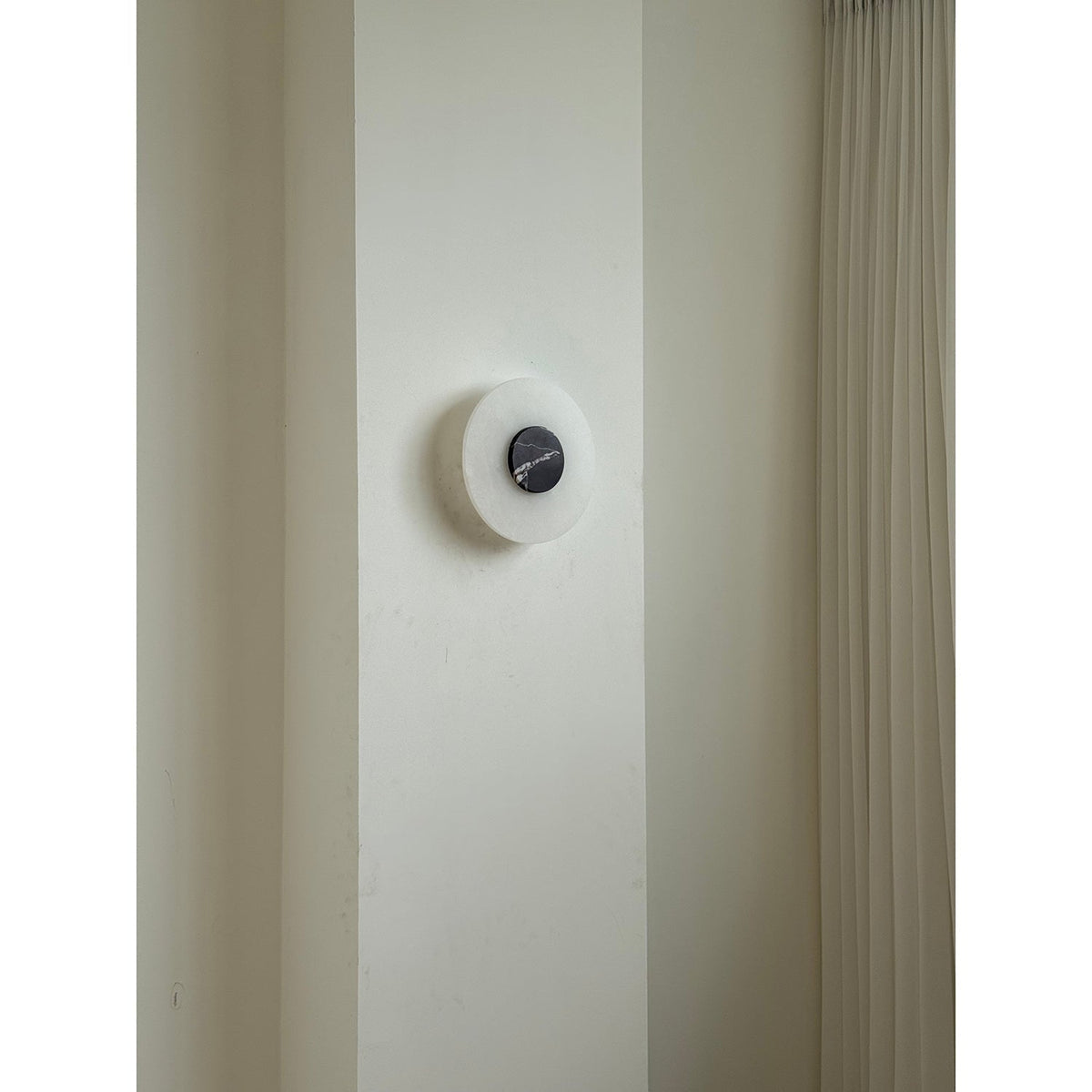 Rauduvyi zeitgenössische minimalistische Wandleuchte aus Alabaster