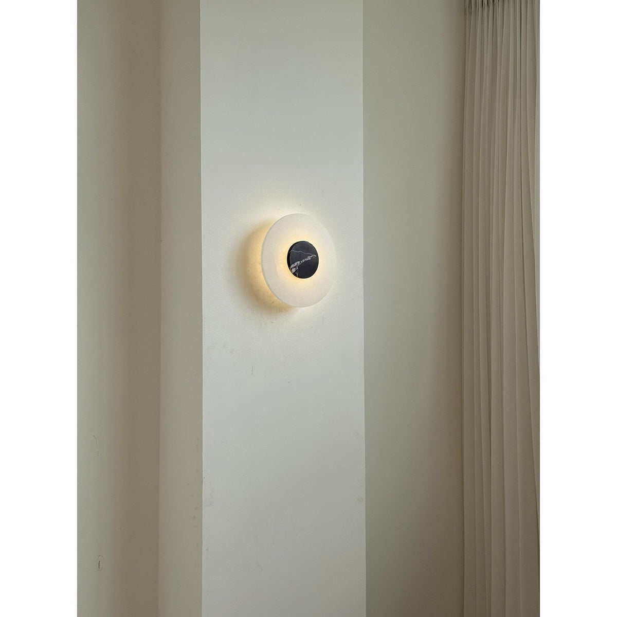 Rauduvyi zeitgenössische minimalistische Wandleuchte aus Alabaster