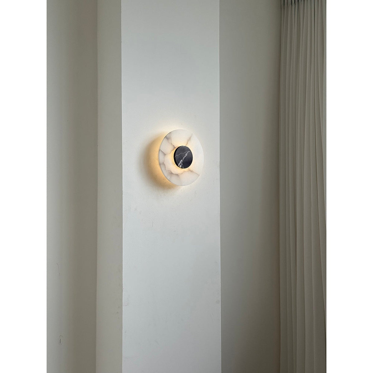Rauduvyi zeitgenössische minimalistische Wandleuchte aus Alabaster