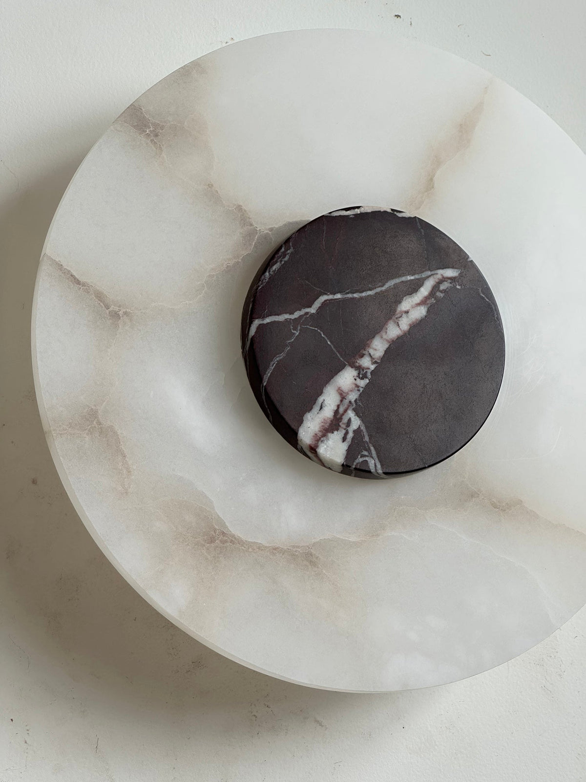 Rauduvyi zeitgenössische minimalistische Wandleuchte aus Alabaster