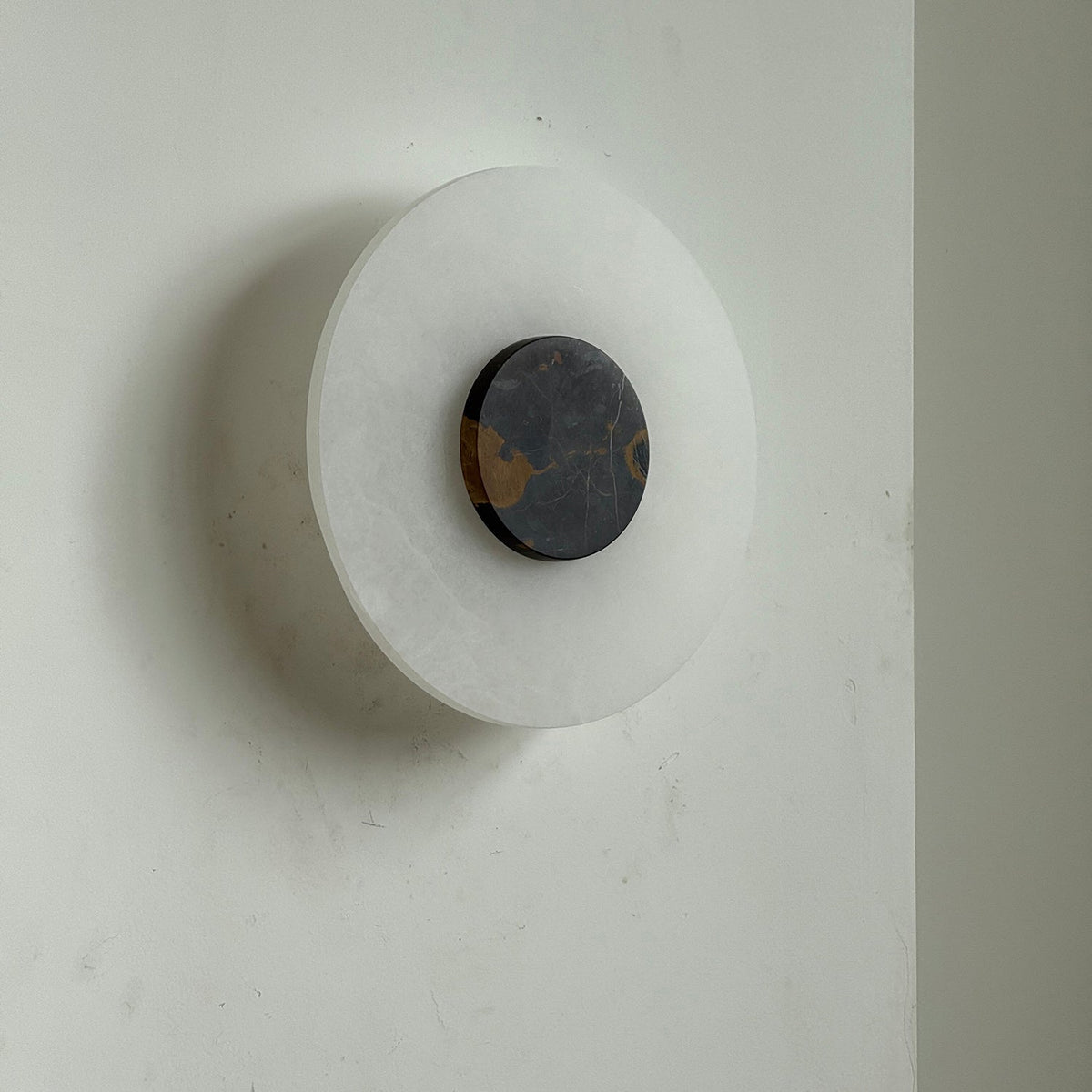 Rauduvyi zeitgenössische minimalistische Wandleuchte aus Alabaster
