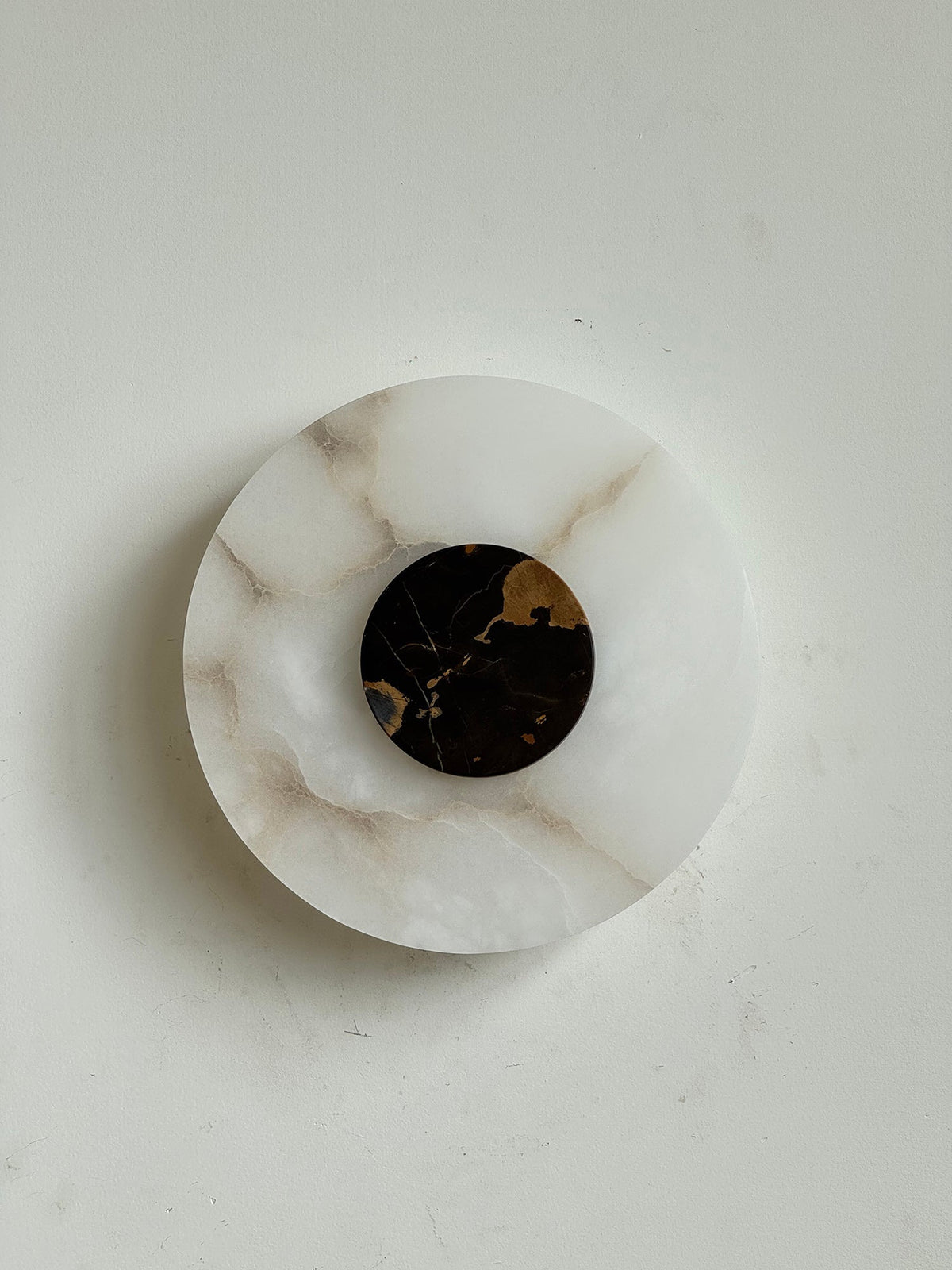 Rauduvyi zeitgenössische minimalistische Wandleuchte aus Alabaster