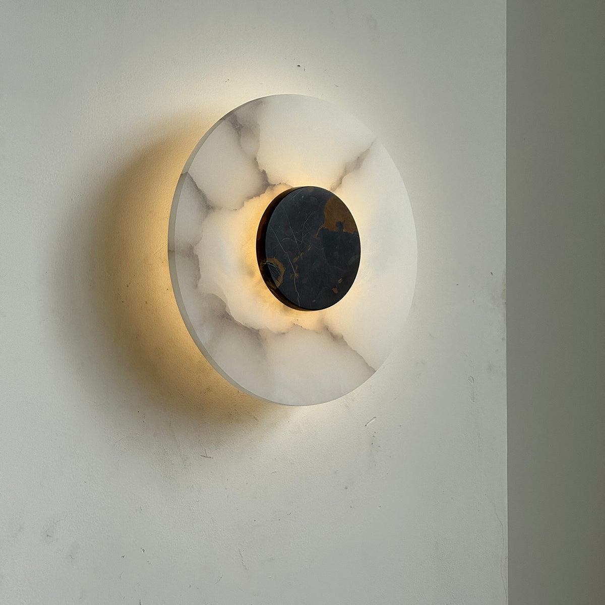 Rauduvyi zeitgenössische minimalistische Wandleuchte aus Alabaster
