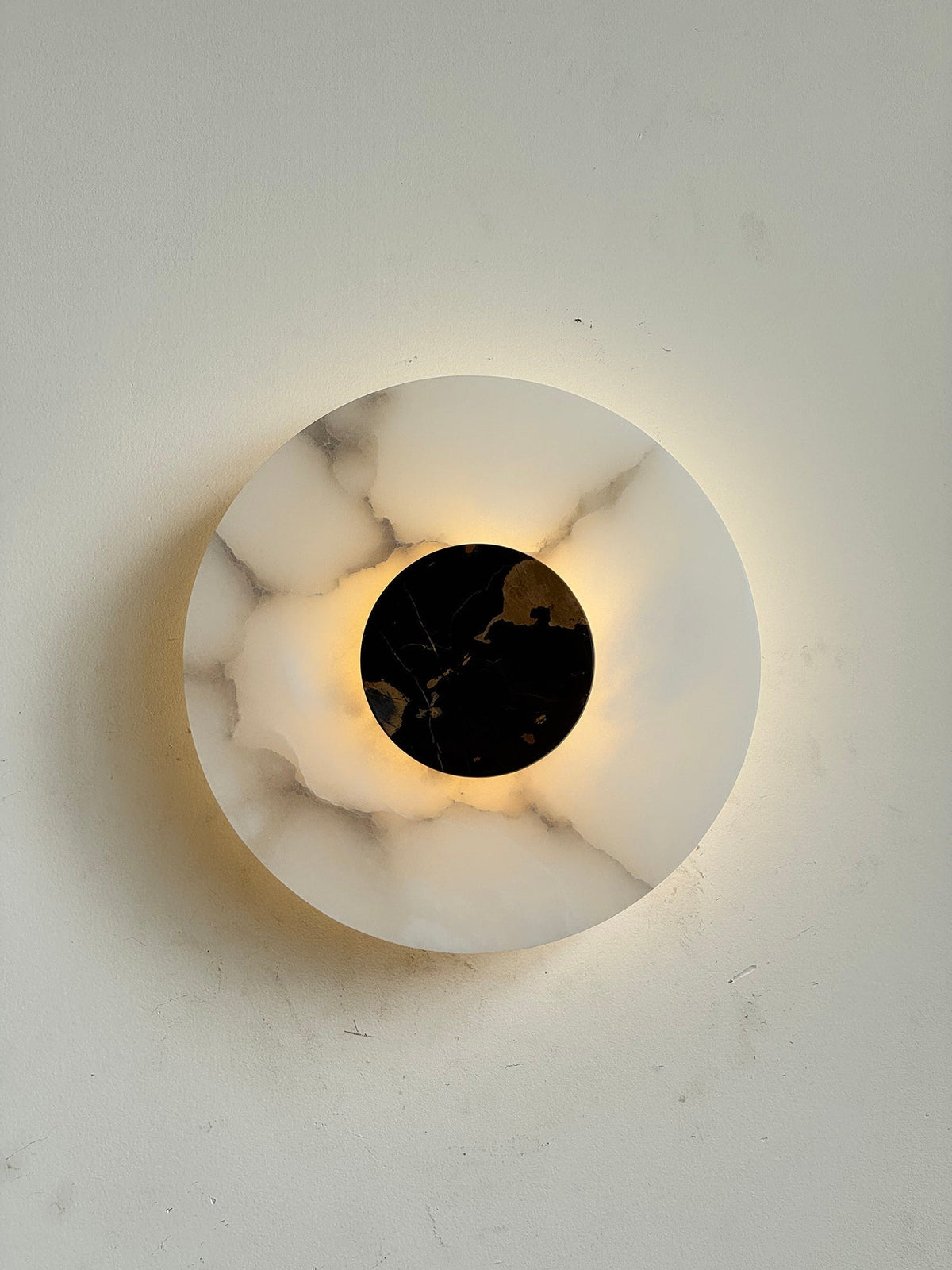 Rauduvyi zeitgenössische minimalistische Wandleuchte aus Alabaster
