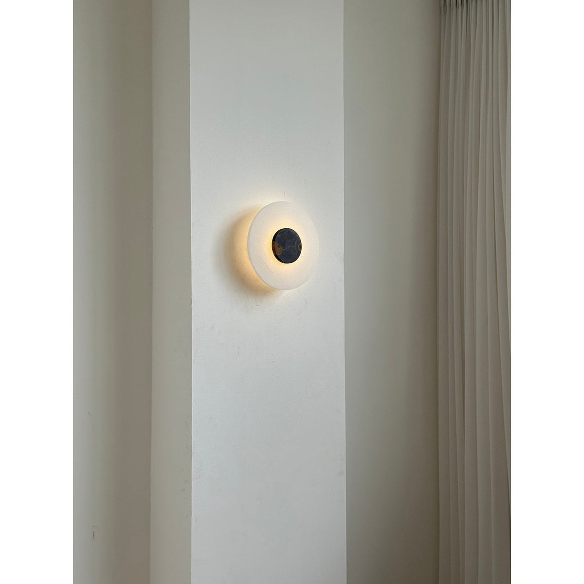 Rauduvyi zeitgenössische minimalistische Wandleuchte aus Alabaster
