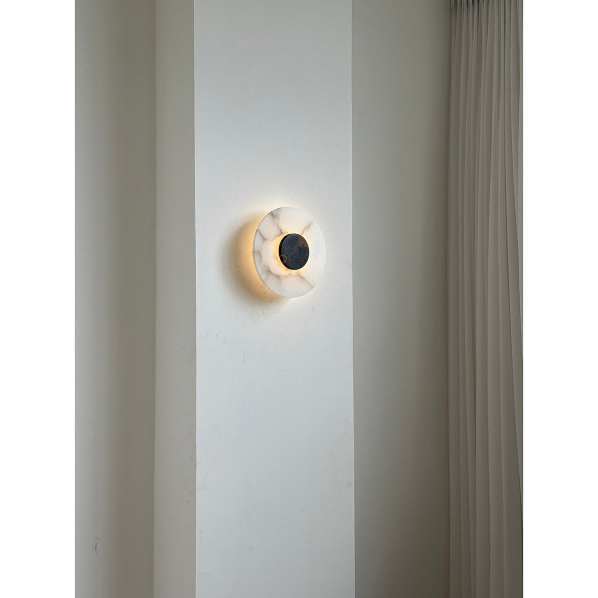 Rauduvyi zeitgenössische minimalistische Wandleuchte aus Alabaster
