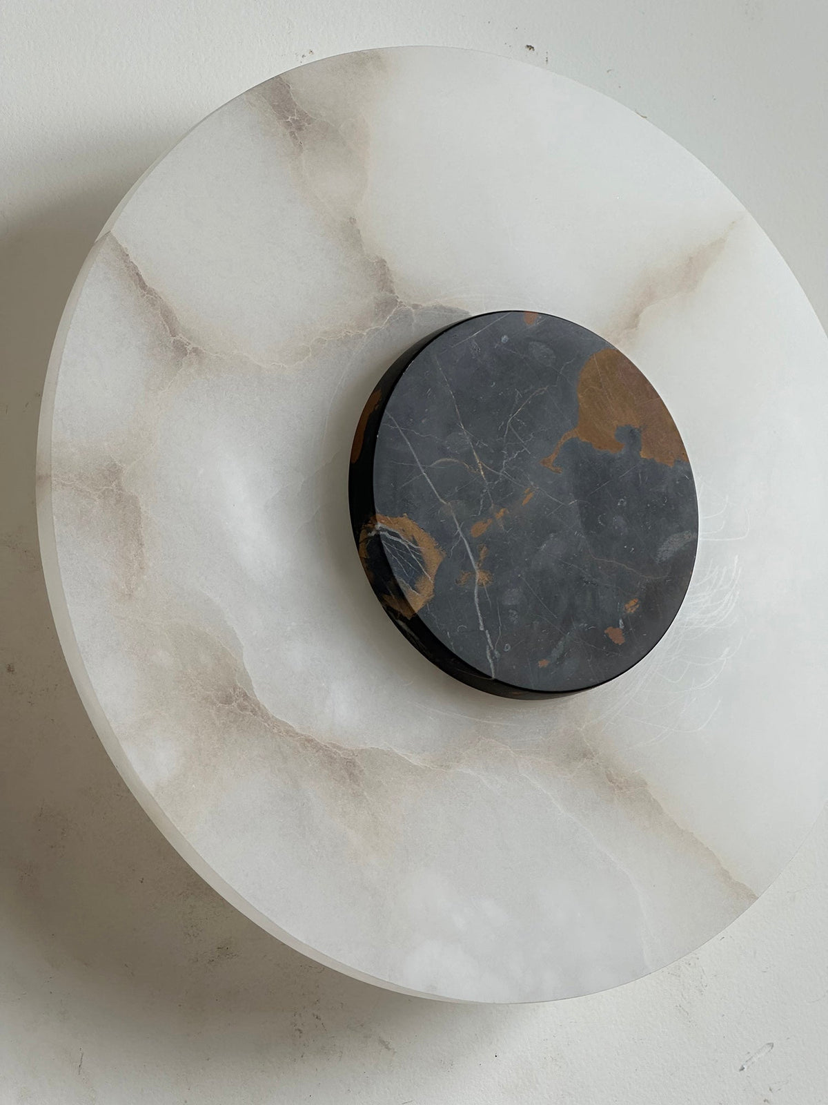 Rauduvyi zeitgenössische minimalistische Wandleuchte aus Alabaster