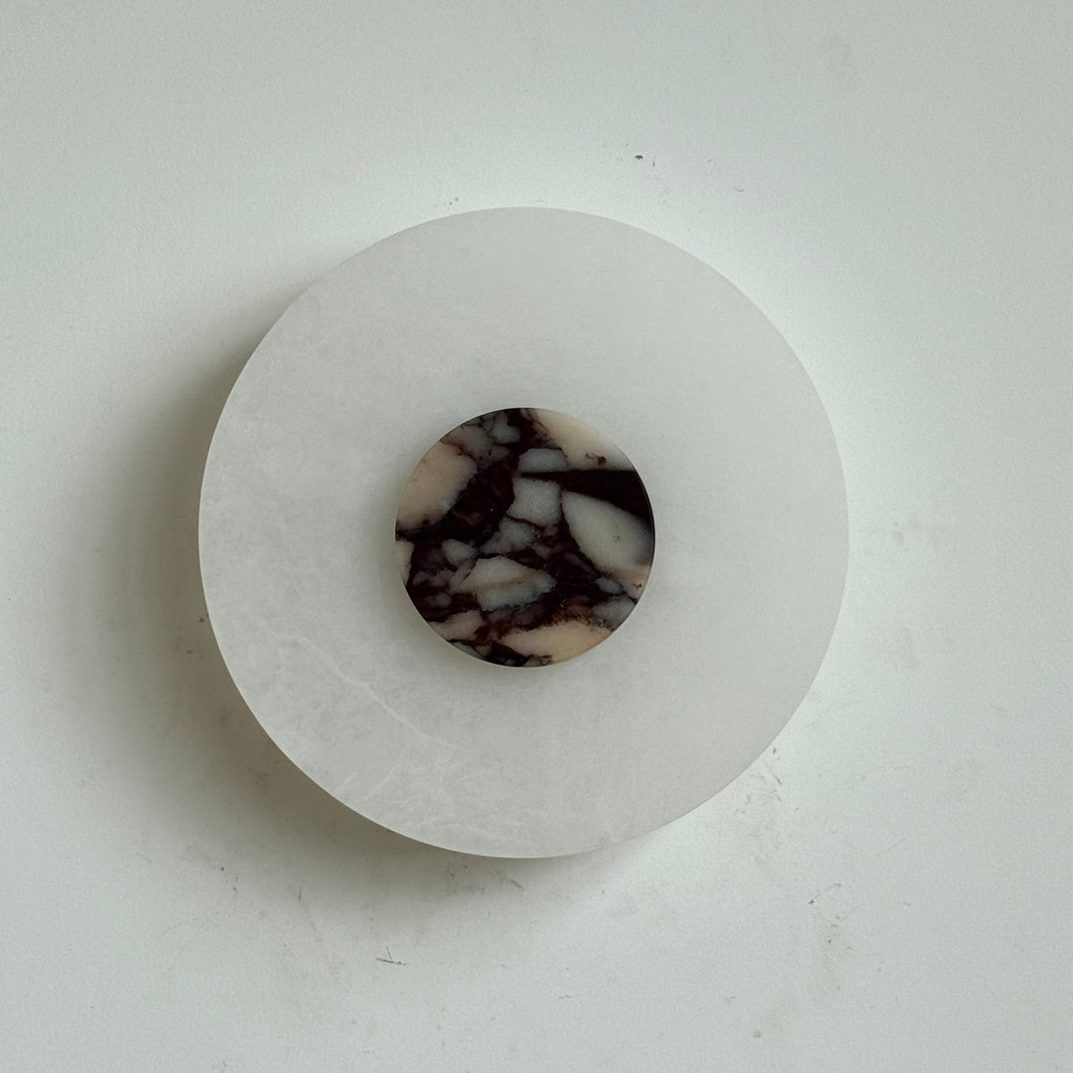 Rauduvyi zeitgenössische minimalistische Wandleuchte aus Alabaster