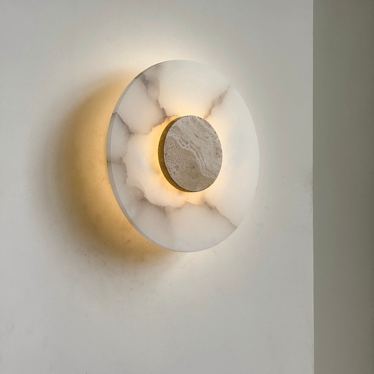 Rauduvyi zeitgenössische minimalistische Wandleuchte aus Alabaster