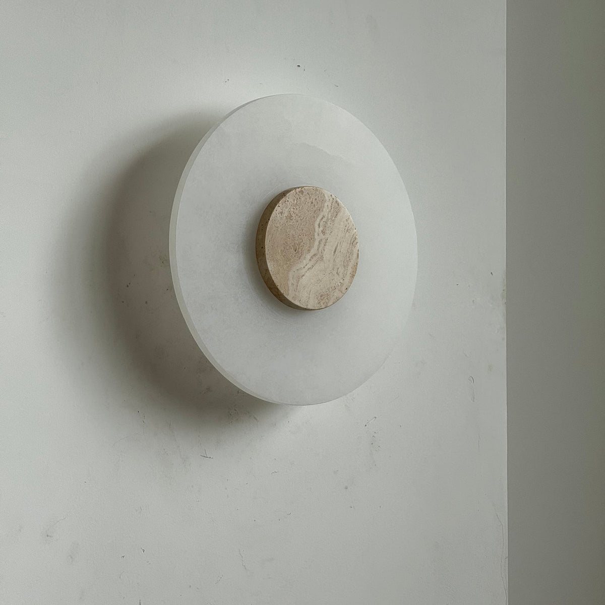 Rauduvyi zeitgenössische minimalistische Wandleuchte aus Alabaster
