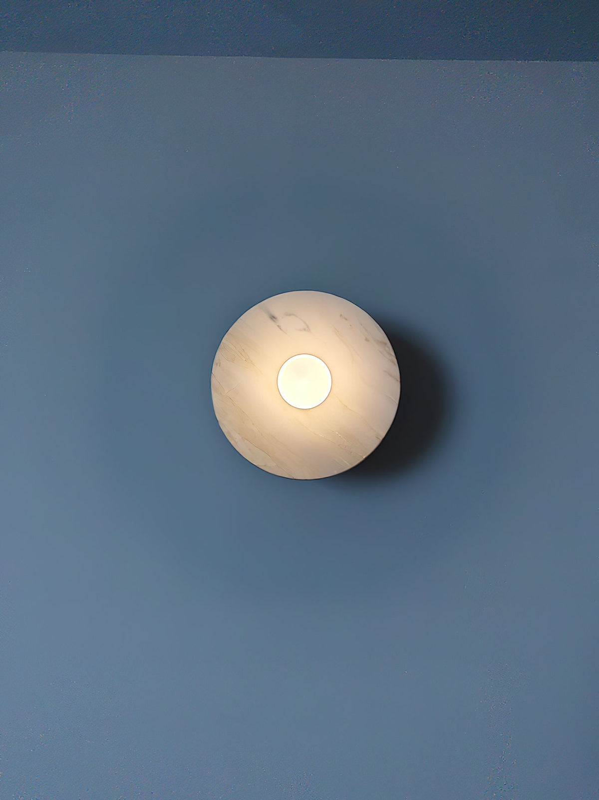 Tinduvyn zeitgenössische minimalistische Wandleuchte aus Marmor in Bvlgari-Lila