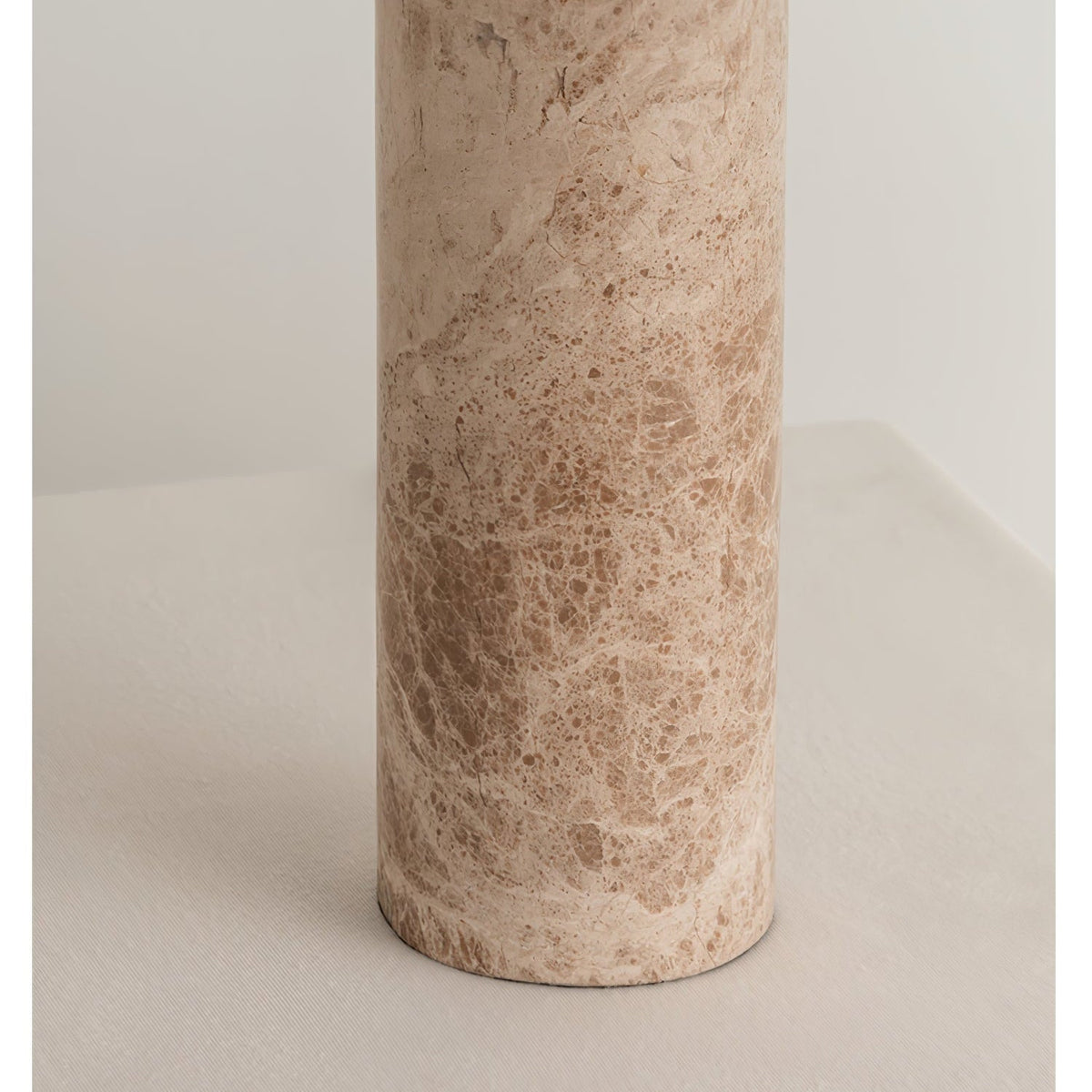 Peterielle Tischleuchte aus Marmor in Beige/Grau