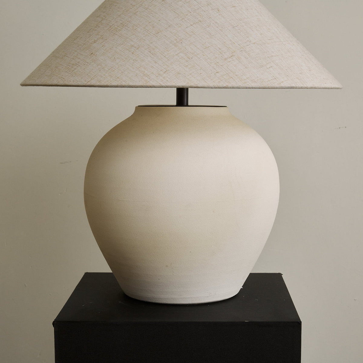 Clay Minimalistische Tischleuchte aus Keramik in Kegelform