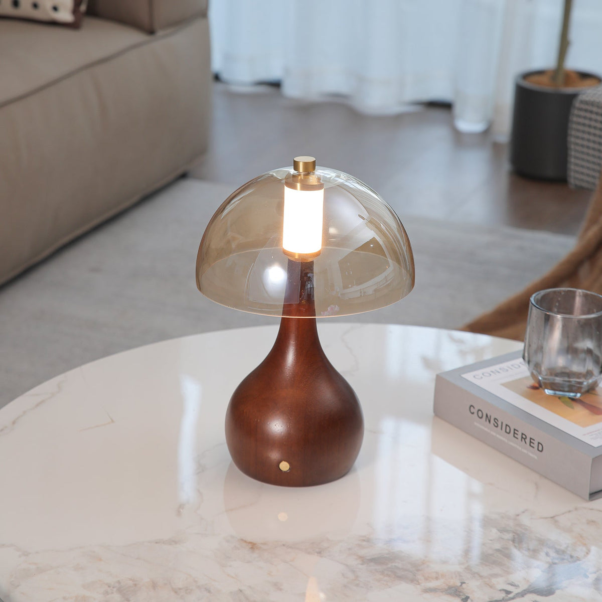 Aurae Tischleuchte aus Holz und Glas im modernen Stil
