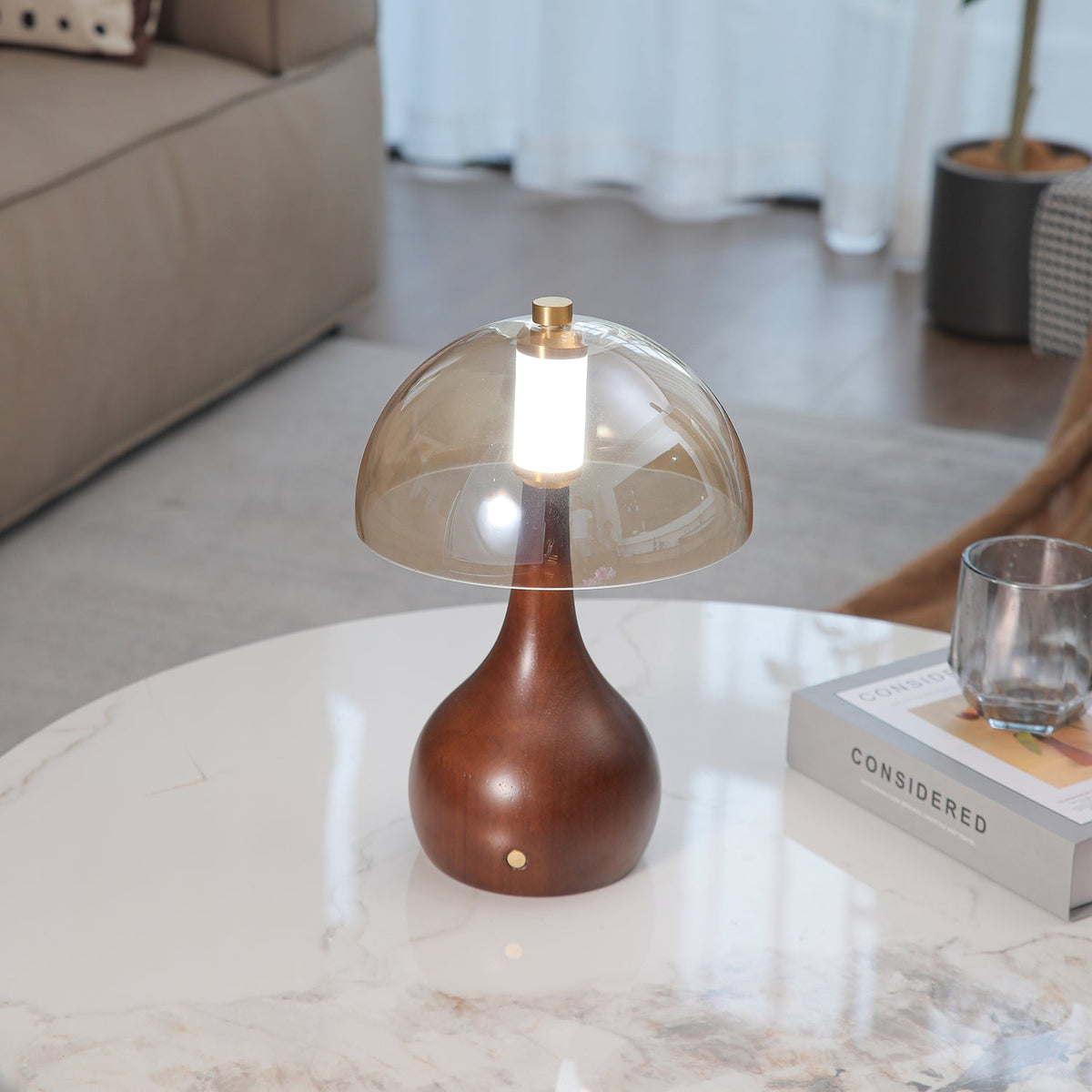 Aurae Tischleuchte aus Holz und Glas im modernen Stil