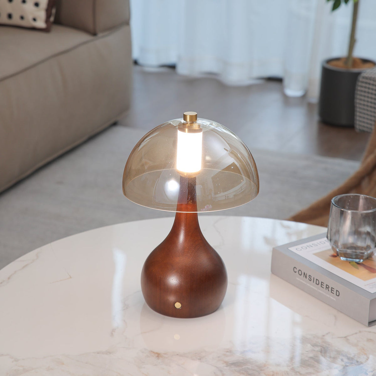 Aurae Tischleuchte aus Holz und Glas im modernen Stil