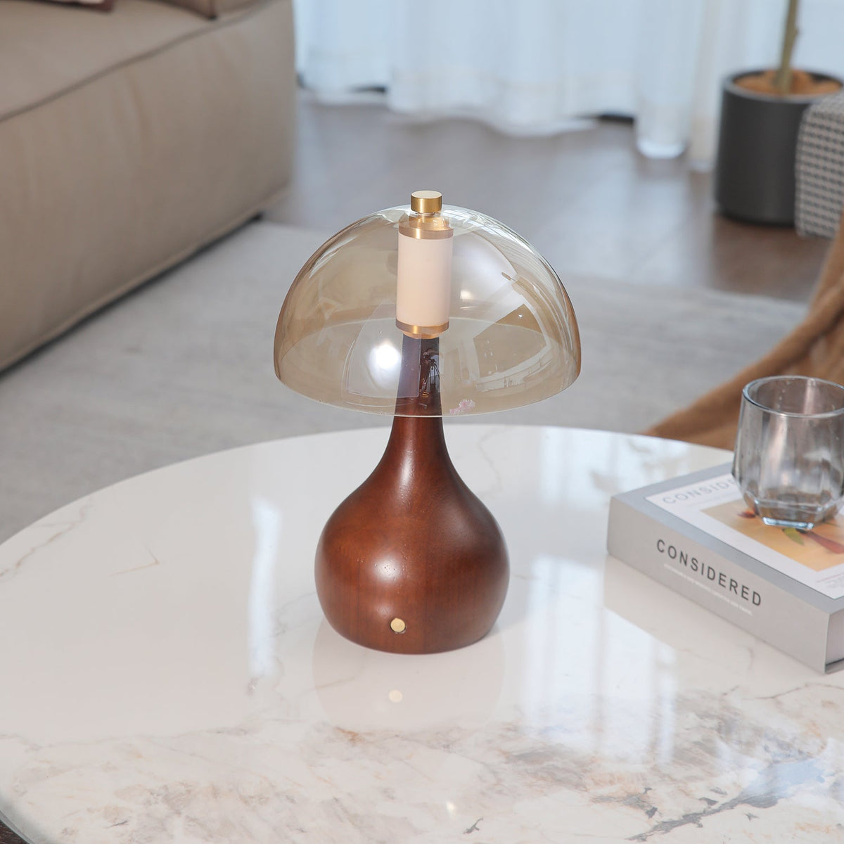 Aurae Tischleuchte aus Holz und Glas im modernen Stil