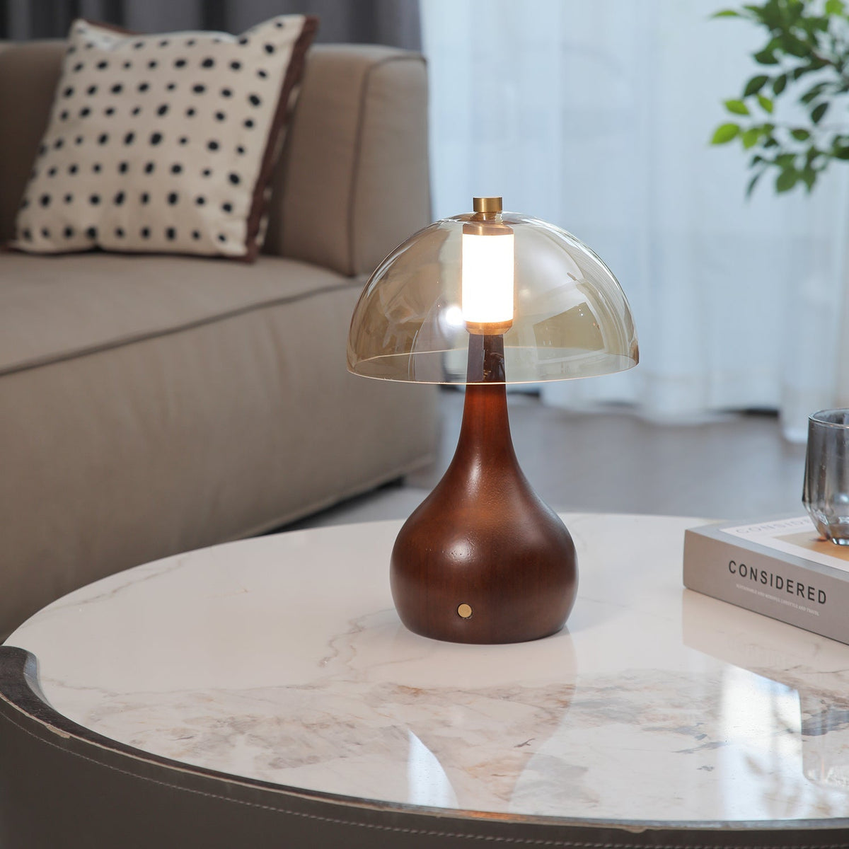 Aurae Tischleuchte aus Holz und Glas im modernen Stil
