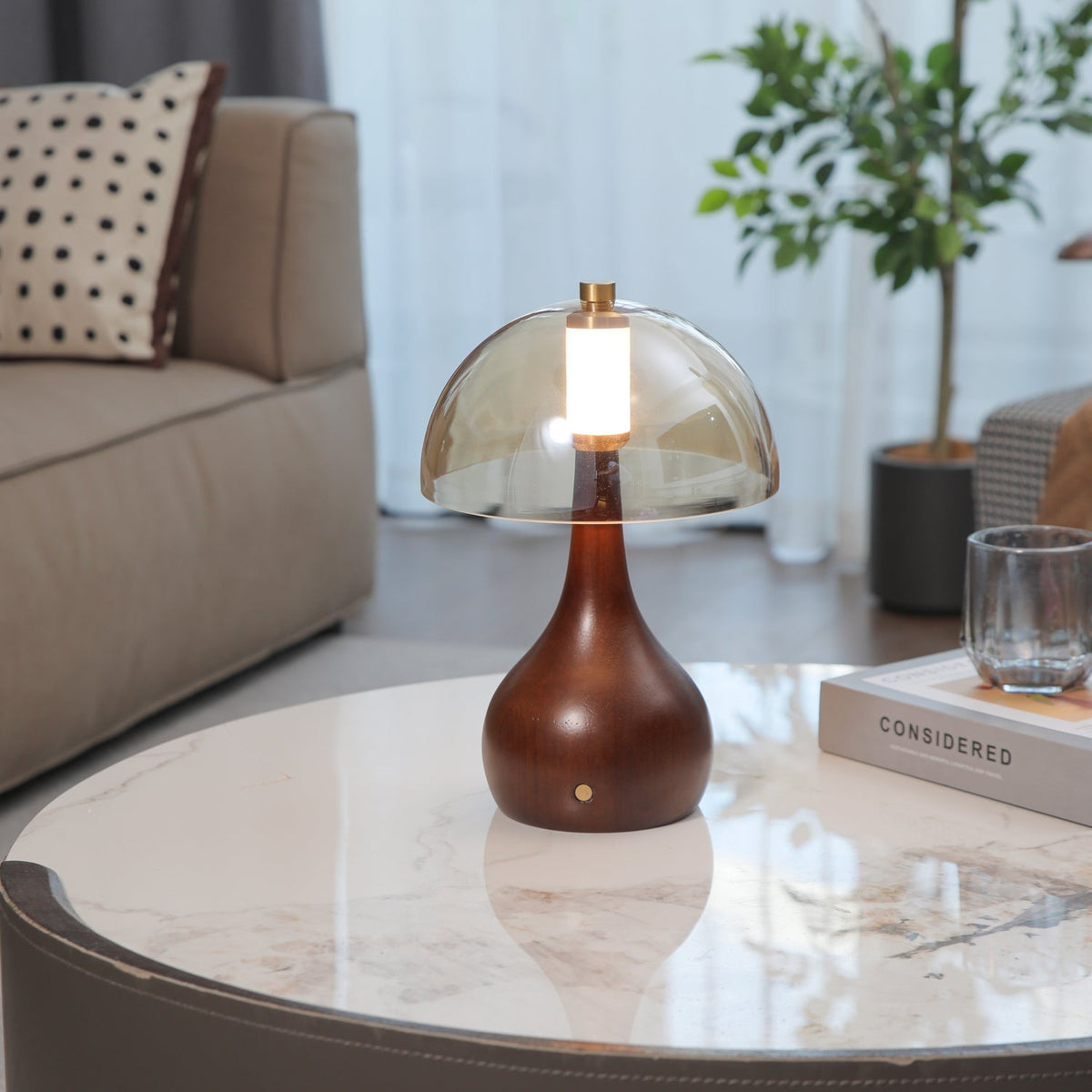 Aurae Tischleuchte aus Holz und Glas im modernen Stil
