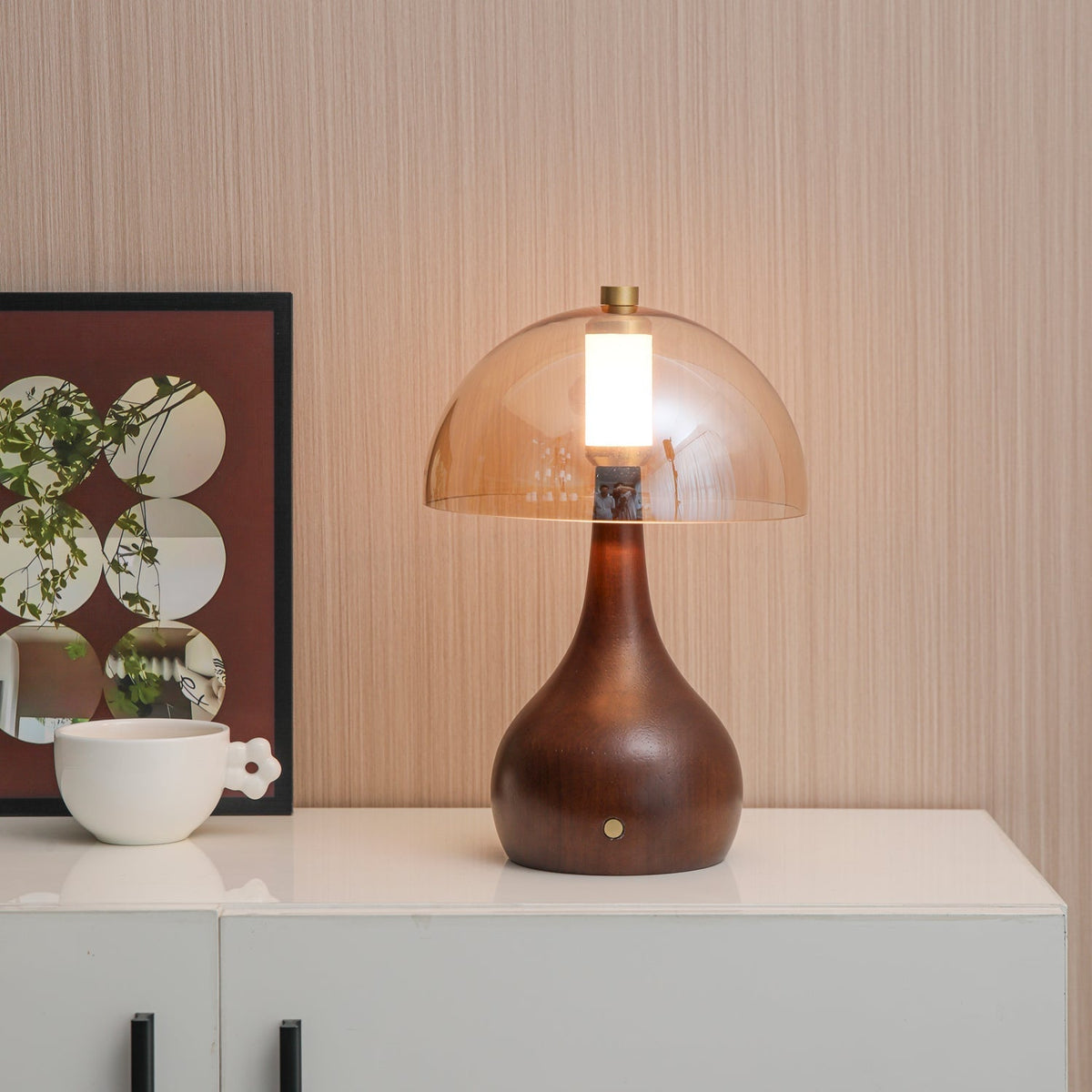 Aurae Tischleuchte aus Holz und Glas im modernen Stil