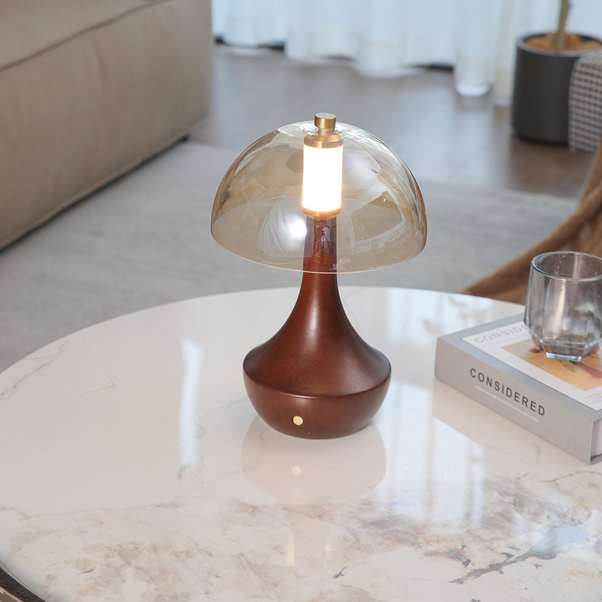 Aurae Tischleuchte aus Holz und Glas im modernen Stil