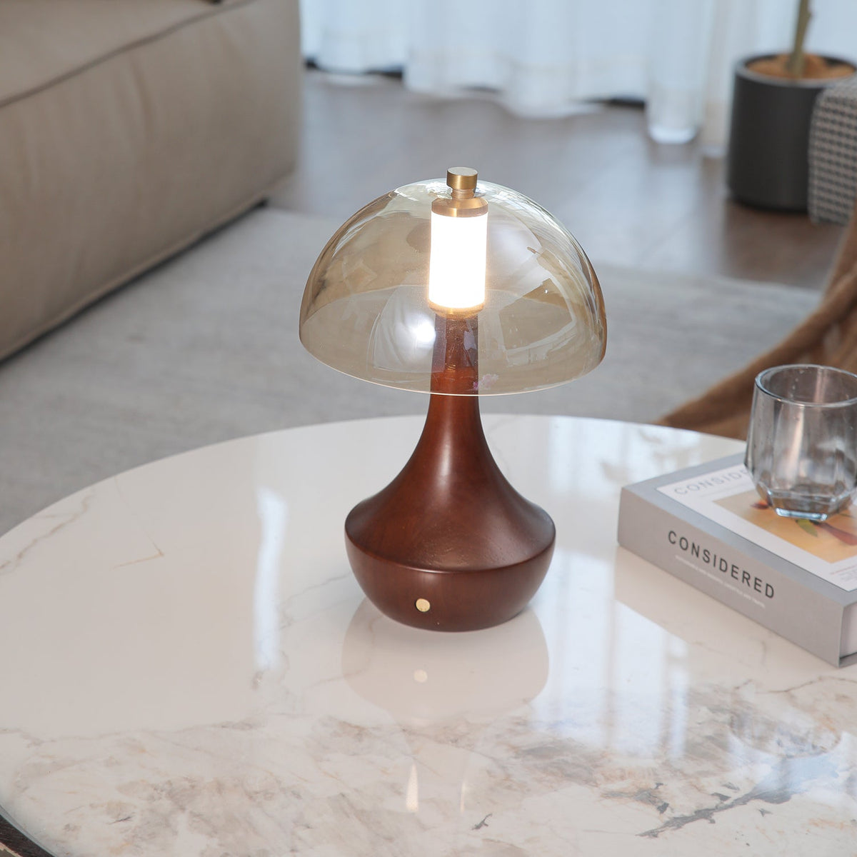 Aurae Tischleuchte aus Holz und Glas im modernen Stil