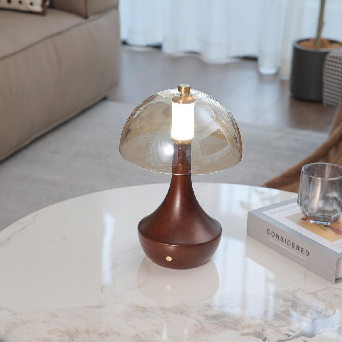 Aurae Tischleuchte aus Holz und Glas im modernen Stil