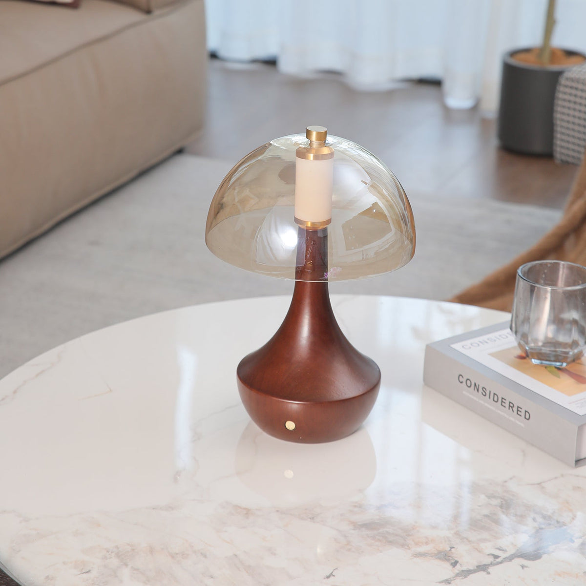 Aurae Tischleuchte aus Holz und Glas im modernen Stil